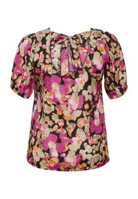 Blommig blus med korta puffärmar, med en knytning bak. Färgerna inkluderar rosa, orange och kräm på en svart bakgrund.
