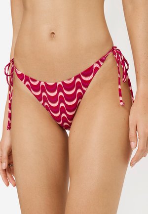 Bikinihose in Rosa mit kastanienbraunem Wellenmuster, verstellbare Bändchen an den Seiten, gefertigt aus glattem, elastischem Stoff, Low-Rise-Design für minimale Bedeckung.