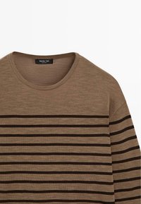 Pull marron à col rond avec des rayures horizontales foncées sur le corps et les manches, avec une étiquette Massimo Dutti à l'intérieur du col.