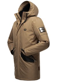 Chaqueta beis con capucha y forro de pelo, ribetes negros, bolsillos con cremallera y logo en el pecho y la manga. Presenta un corte recto y una capucha ajustable.