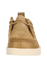 Bruna mockasin- och mesh-sneakers med rund tå, snörningsdesign och strukturerade ytdetaljer. Har en krämfärgad gummisula.