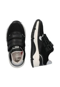 Zwarte sportschoenen met een bovenwerk van mesh en synthetisch leer, voorzien van twee klittenbandsluiting, witte accenten en een grondige rubberen zool.