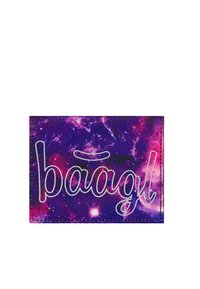 Portafoglio in tessuto con una superficie a motivo galassia nei toni di viola e rosa, caratterizzato dalla parola "baagl" in bianco in calligrafia.