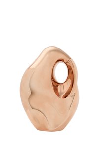 Kopparfärgad keramisk vas med en slät, oregelbunden form och en cirkulär öppning på sidan. Reflekterande yta förbättrar dess design.