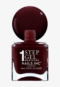 Donker bordeaux gellak in een vierkante glazen fles met een ronde dop, gelabeled "1 STEP GEL MANICURE NAILS.INC LONDON," 14 mL.