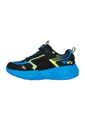 Chaussure de sport noire et bleue avec des accents jaune néon, détail d'éclair, bride velcro et semelle texturée, vue de côté.