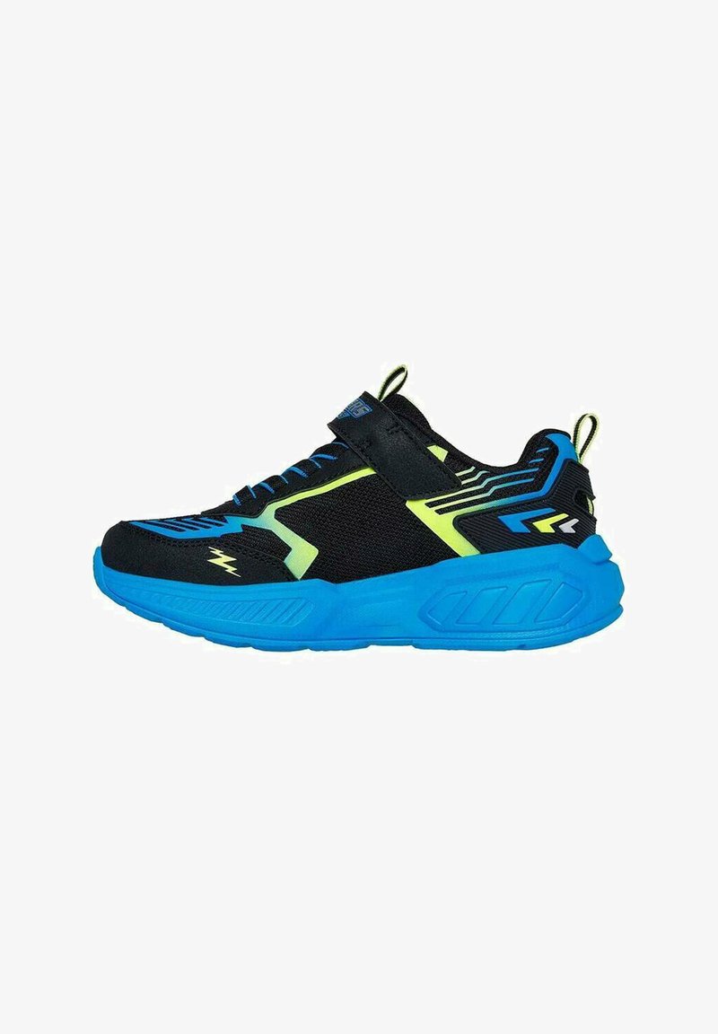 Chaussure de sport noire et bleue avec des accents jaune néon, détail d'éclair, bride velcro et semelle texturée, vue de côté.