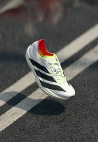 ADIZERO TAKUMI SEN 11 - Cestná bežecká obuv - white/core black/lucid red