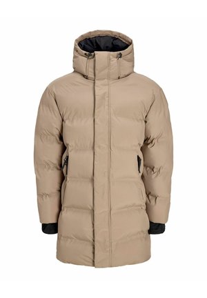 Beige gewatteerde winterparka met hoge kraag, verstelbare capuchon, voorrits bedekt door een klep en ritssluitingen aan de zijkanten, getoond op een witte achtergrond.