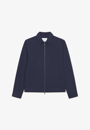 Giacca leggera blu navy con colletto, zip frontale e due tasche laterali. Tessuto liscio con un design minimalista e senza motivi visibili.