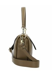 Borsa a tracolla in pelle marrone con forma strutturata, dotata di un manico corto sulla parte superiore, cinturino rimovibile e dettagli in metallo dorato.