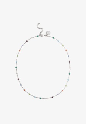 Sølvkæde med små flerfarvede perler jævnt fordelt, med en lås i hummerkrabbe-stil og en justerbar kæde med et rundt mærke.