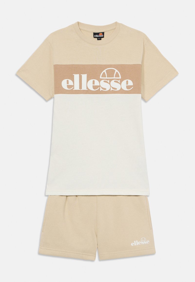 Beež särk lühikeste varrukatega, millel on valged ja heledat pruunid horisontaalsed triibud; ees on "ellesse" logo. Komplektis on ka beež lühikesed püksid.