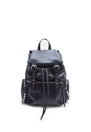 Schwarzer Rucksack aus synthetischem Leder mit umklappbarem Deckel, verstellbaren Trägern, vorderem Kordelzug und metallischen Nietenakzenten an den Seiten.