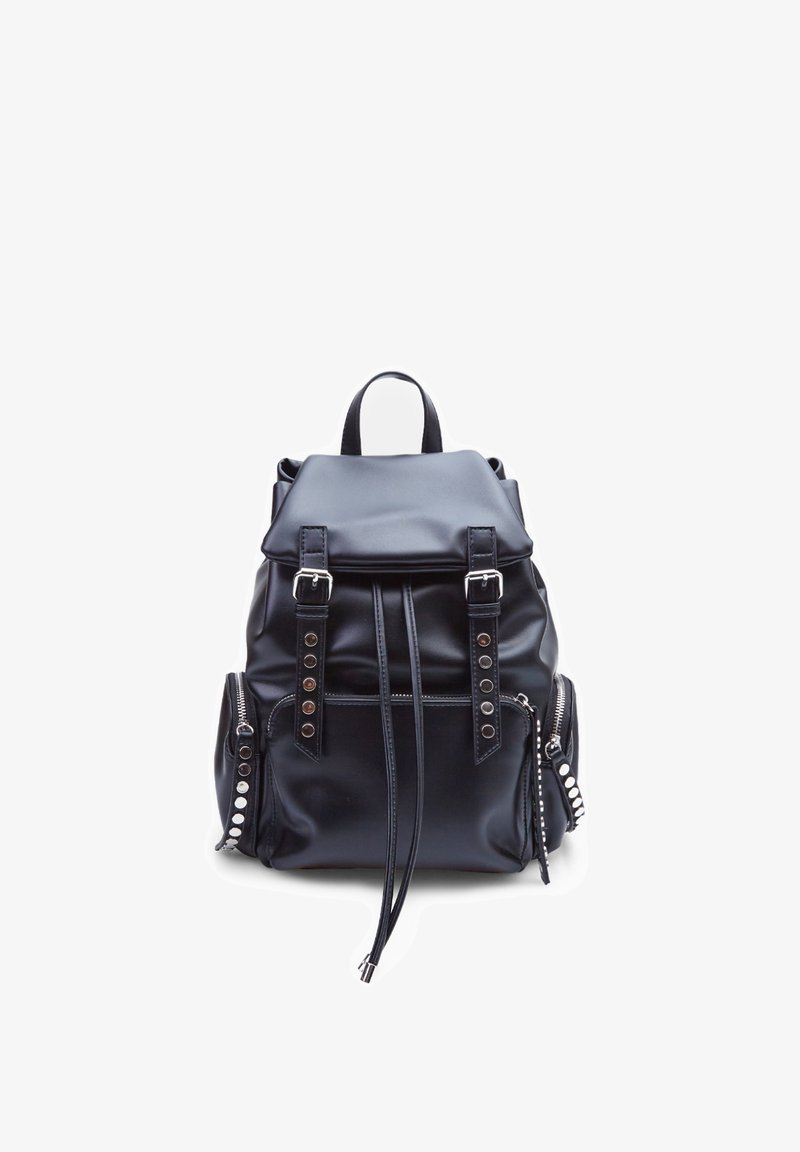 Mochila negra de piel sintética con una tapa plegable, correas ajustables, cordón en la parte delantera y acentos de tachuelas metálicas en los laterales.