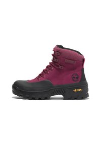 Botte imperméable bordeaux avec des accents en caoutchouc noir, bout renforcé, col rembourré et semelle extérieure Vibram dotée de profondes gommes pour une adhérence optimale.