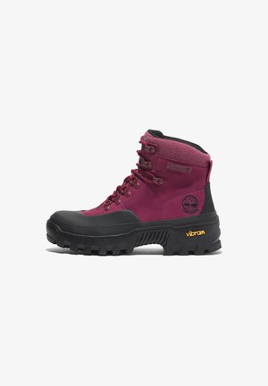 Burgundy veske bot med svarte gummidetaljer, forsterket tå, polstret krage og Vibram såle med dype spor for bedre grep.
