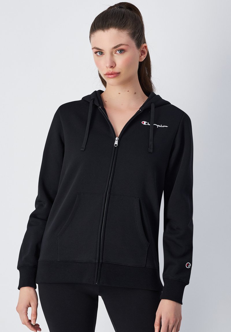 Felpa nera con zip realizzata in morbido misto cotone, dotata di tasca frontale, cappuccio con cordino e logo ricamato sul petto e sulla manica.