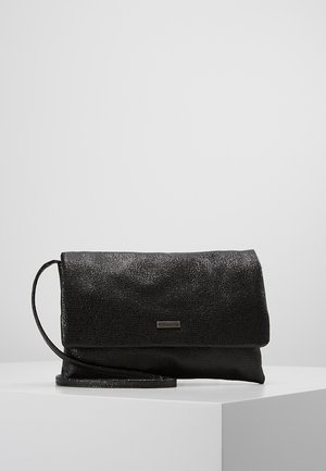 Sac bandoulière en cuir noir texturé avec fermeture à rabat et fine sangle réglable, présenté sur un socle blanc contre un fond uni.