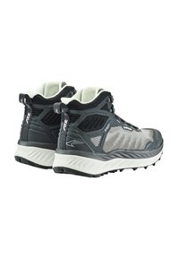 Graue und schwarze Wanderschuhe mit Obermaterial aus Mesh und synthetischem Material, gepolstertem Kragen und weißer Zwischensohle, entworfen für Haltbarkeit mit multidirektionalen Stollen.
