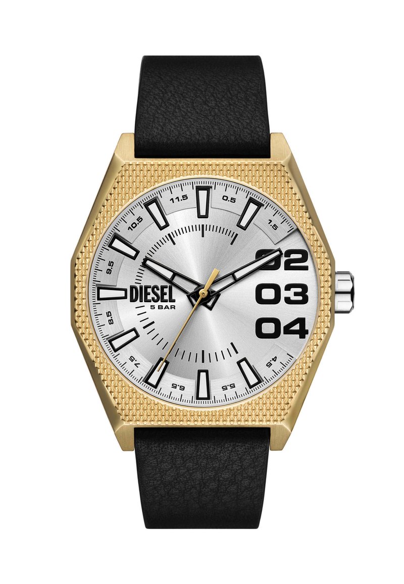 Reloj hexagonal con esfera plateada, bisel texturizado dorado, marcadores de hora negros y correa de cuero negra. Presenta números en negrita a las 2, 3 y 4.