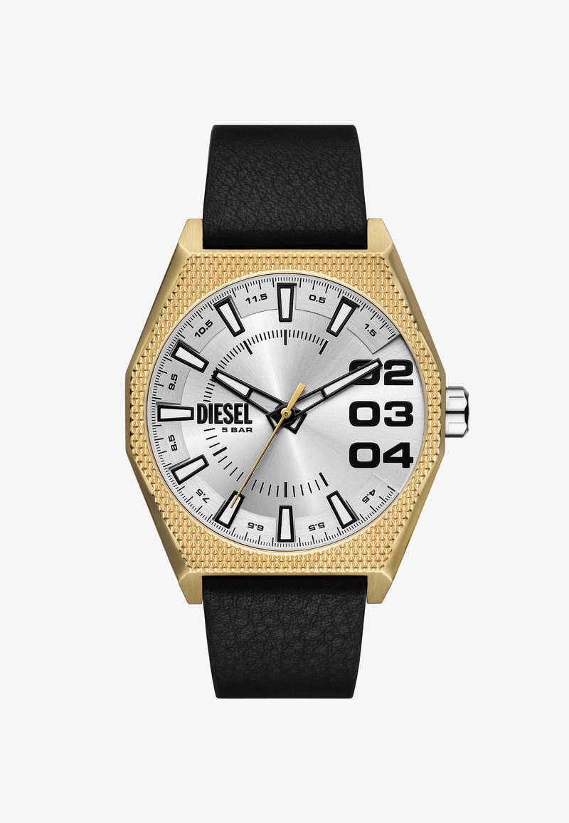 Montre hexagonale avec un cadran argenté, une lunette texturée dorée, des marquages horaires noirs et un bracelet en cuir noir. Présente des chiffres audacieux à 2, 3 et 4.