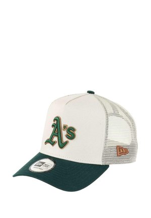 Weißer und grüner Baseballcap mit Netzrücken, der ein gesticktes "A's"-Logo und einen dunkelgrünen Schirm aufweist. Verstellbarer Riemen auf der Rückseite.