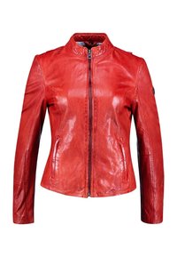 Czerwona skórzana kurtka z przednim zamkiem błyskawicznym, stójką, długimi rękawami i bocznymi kieszeniami, przedstawiona na białym tle.