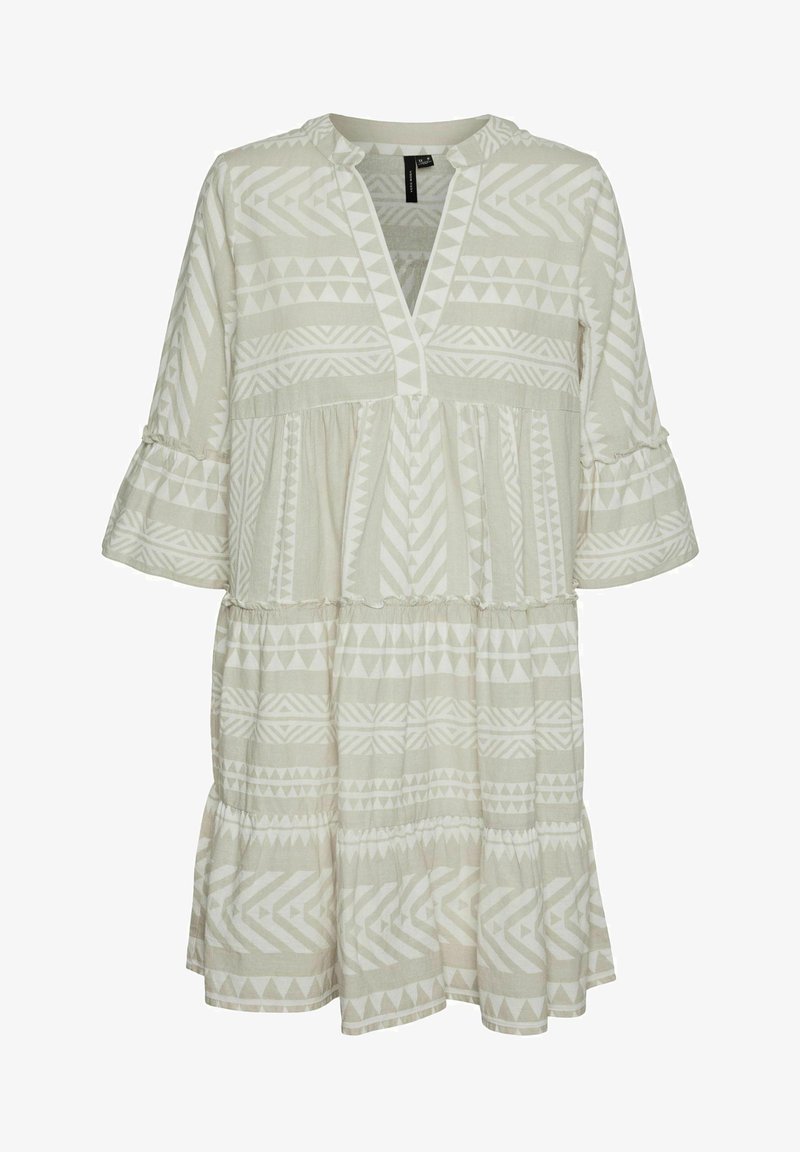 Svetlo bež obleka z belimi geometrijskimi vzorci, z V-izrezom, tričetrtinskimi zvonastimi rokavi in večplastnim ruffle robom. Mehka tkanina.