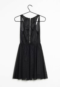 Svart klänning med transparent mesh-överdel och lager-på-lager tyllkjol, med dragkedja bak och rund halsringning. Hänger på en svart krok.