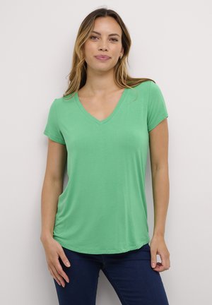 Grünes T-Shirt mit kurzen Ärmeln und V-Ausschnitt, aus weichem Stoff gefertigt, mit lockerer Passform und glatter Textur.