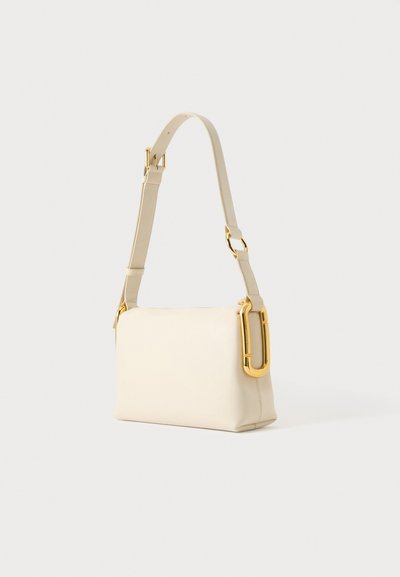 Sac à bandoulière rectangulaire couleur crème avec sangle réglable et détails en métal doré sur fond blanc uni.