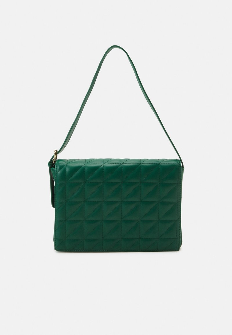 Sac d'épaule rectangulaire vert avec motif matelassé en carrés diagonaux et une seule longue bandoulière sur fond blanc.