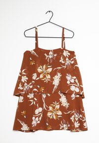 Vestido floral con tirantes ajustables, en marrón óxido con patrones de flores en crema y amarillo. Diseño ligero y con capas.