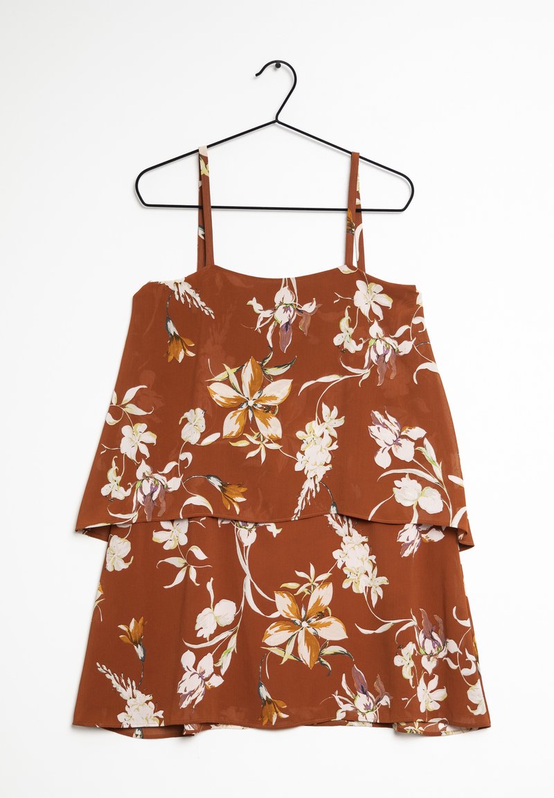 Vestido floral con tirantes ajustables, en marrón óxido con patrones de flores en crema y amarillo. Diseño ligero y con capas.