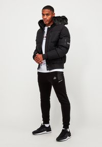 Kings Will Dream SANDERS SHORT  BOMBER JACKET - Casaco leve - jet black