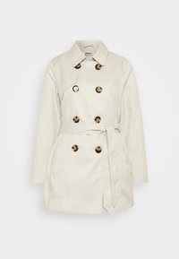Trench-coat beige en tissu de coton, doté d'un design à double boutonnage, de grands boutons bruns, d'une ceinture à nouer et de deux poches frontales.