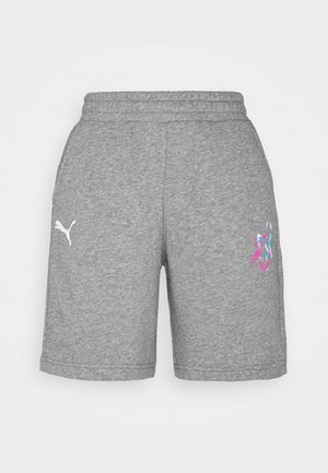 Pantalones cortos de algodón grises con cintura elástica, bolsillos laterales y un logo gráfico en rosa y azul en la pierna izquierda. Logo blanco de Puma en la derecha.