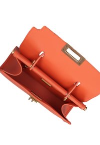 Oranje leren handtas met twee binnencompartimenten, gouden hardware en een textuurafwerking. Beschikt over een rechthoekig handvat en een sluiting met klikslot.