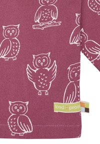 Tessuto di cotone di colore bordeaux con illustrazioni di gufi bianchi. Presenta pose di gufi diverse e un'etichetta "loud + proud" in colori vivaci.