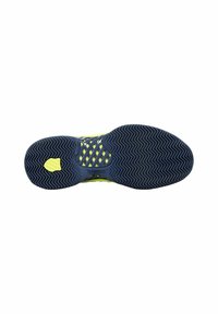 Sohle eines Sneakers mit Fischgrätenmuster in Dunkelblau und leuchtend gelben Akzenten. Mesh-Bereiche sorgen für Atmungsaktivität. K-Swiss-Branding sichtbar.