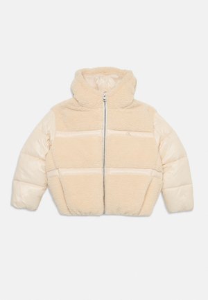 Beige puff jakke med hette, myke fleece paneler foran og bak, quiltede ermer og helglidelås i sølv.