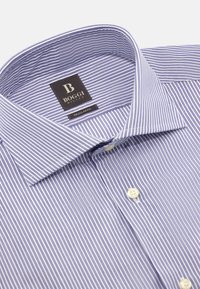 Modra in bela črtasta srajca z običajnim prileganjem, z razširjenim ovratnikom in belimi gumbi. Oznaka pravi "Boggi Milano."