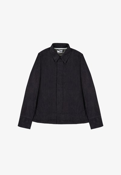 Chaqueta de mezclilla negra con cuello, mangas largas y corte recto. Cuenta con una tapeta frontal y una textura sutil. Elementos de diseño limpios.