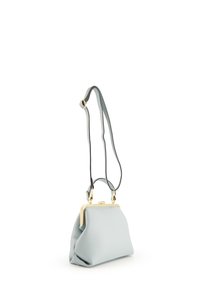 Sac à main en cuir bleu clair avec une forme arrondie, fermoir doré et double bandoulière noire et grise. Texture lisse, peu de détails.