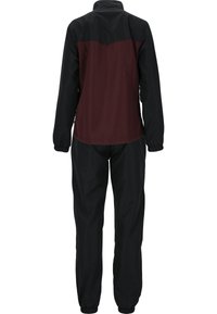 Chándal cortavientos negro y burdeos, que cuenta con un cierre de cremallera en la parte delantera, puños elásticos y un panel superior texturizado en burdeos.