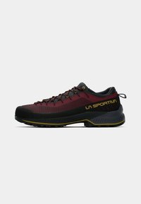 Shoe sport cu un superior din plasă bordo, vârf din cauciuc negru și accente gri. Oferă șireturi durabile și un branț texturat pentru aderență.