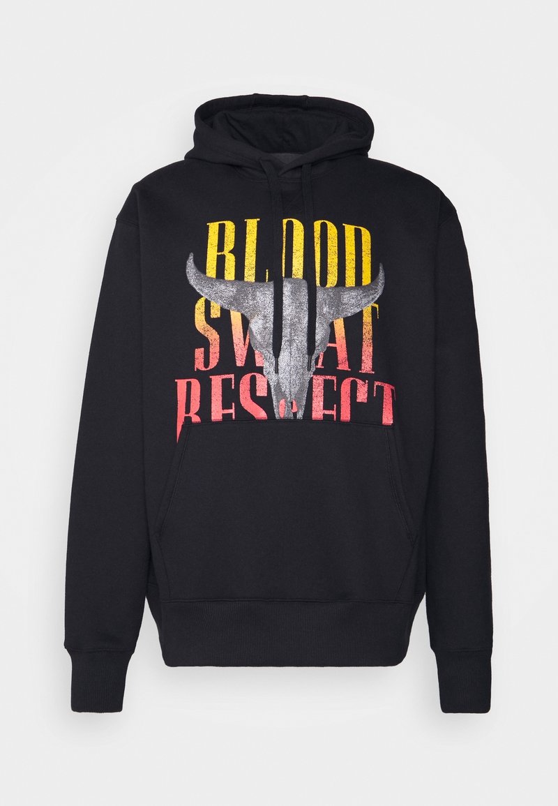 Sudadera negra con un bolsillo frontal, que presenta un gráfico de cráneo de toro gris y el texto "SANGRE SUDOR RESPETO" en degradado amarillo y rojo.