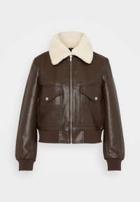 Giubbotto bomber in pelle marrone con colletto in shearling crema, chiusura frontale con zip, due tasche sul petto e polsini e orlo a costine.