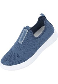 Scarpa blu slip-on con tomaia in maglia testurizzata e suola in gomma bianca, caratterizzata da un motivo a zigzag e un'etichetta con marchio sulla linguetta.